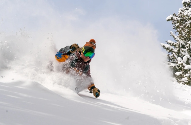 Eben Mond skiing powder